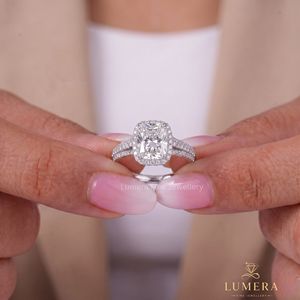 Anillo de Lujo con Doble Halo de Diamantes Cultivados en Laboratorio, Diseño Pavé con 121 Piedras, en Oro, para Uso Diario - Product Image 1