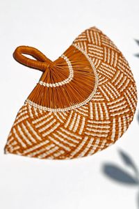 Abanico de mano brillante de paja tejida, de fibra de palma, color burdeos, refrescante, de calidad premium, decoración festiva boho para recuerdo de invitados de boda - Product Image 3