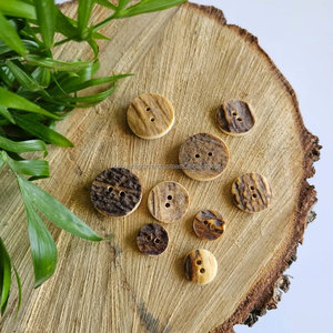 Botones Redondos de Estilo Animal de 6 Cuernos, Antiguos, de 20MM, Material Orgánico Pulido, Estilo Europeo, de Saniya Handicraft - Product Image 1