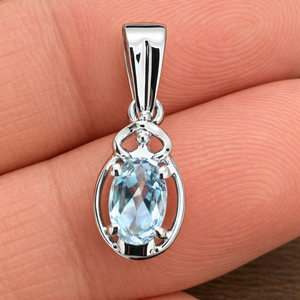 Pendentif ovale en topaze bleue plaqué rhodium en argent sterling - Collier minimaliste fait main avec pierre précieuse, breloque pierre de naissance de décembre - Product Image 1
