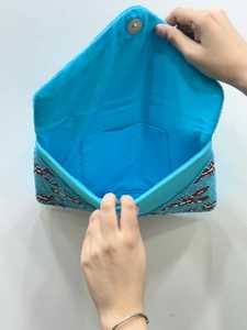 กระเป๋าคลัทช์ลูกปัดแก้วทำมือ MS Handicraft สีน้ำเงิน ลายกุ้งก้ามแดง จากอุตรพัฒนา - Product Image 4