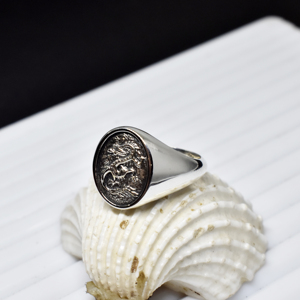 Bague Chevalière Dragon en Argent Sterling 925 Faite à la Main, Oxydée, Sertie de Pierres Mythiques, Bijou Vintage Gothique pour Homme - Product Image 1