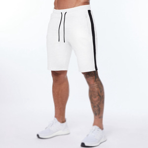 Shorts Bermuda pour homme en gris uni avec bande latérale blanche, taille à cordon de serrage, shorts de sport décontractés en tricot - Product Image 4