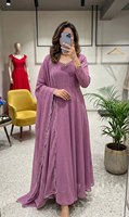 Setelan Anarkali Georgette Premium dengan detail renda dan hiasan manik-manik tangan, termasuk dupatta, cocok untuk pesta pernikahan dan acara perayaan.
