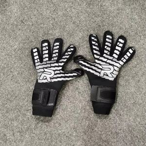 Gants de gardien de but professionnels personnalisés Blue Eagle Sports, imperméables, respirants, antidérapants, avec grip en latex pour l'entraînement et les matchs de football - Product Image 4