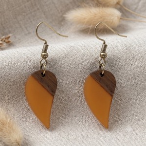 Pendientes Huggie Étnicos Vintage de Resina y Madera para Mujer, Chapados en Plata, Aleación de Cobre, Hechos a Mano, con Forma de Hoja de Agua, de Moda - Product Image 1