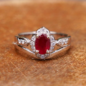 Anillo de Plata de Ley 925 al por Mayor con Rubí Natural Ovalado y Halo de Cristal, Joyería Fina para Boda o Compromiso - Product Image 3