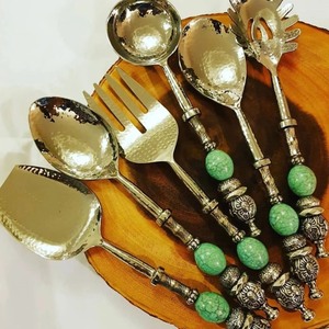 Ensemble de cuillères à salade en acier inoxydable fabriqué à la main avec des poignées décoratives en pierre verte, fabriqué par KHOOSI OVERSEAS - Product Image 2