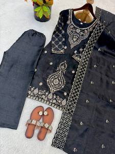 ชุดปาลาซโซ่ผ้าไหมปักลายแบบดั้งเดิมสำหรับฤดูหนาว แรงบันดาลใจจากฮานียา อามีร์ งานปักดิ้นทองหนัก ทรงเข้ารูป สง่างาม สไตล์ปากีสถาน - Product Image 4