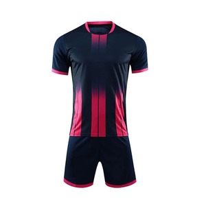 Conjunto de Uniforme de Fútbol Personalizado en Blanco y Negro, Diseño Moderno, con Rayas Blancas y Negras - Product Image 5