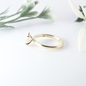 Bague de luxe pour femme en or jaune avec diamant de laboratoire taille hexagonale, solitaire à facettes géométriques, bande fine, bijoux fins personnalisés, bague de fiançailles - Product Image 4