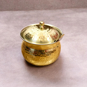 Pot à ghee en laiton fabriqué en Inde avec couvercle et cuillère, à prix direct usine abordable, idéal pour le ghee et autres produits à stocker dans la cuisine. - Product Image 6