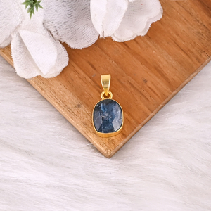Pendentif unisexe fait main en laiton plaqué or classique avec apatite néon naturelle sertie en clos et motif géométrique - Product Image 4