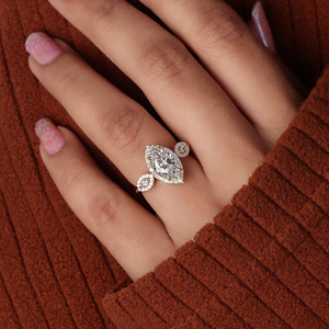 Anillo de Compromiso con Tres Diamantes Cultivados en Laboratorio, Corte Marquesa, Halo, Oro Sólido de 14K, Certificado IGI - Product Image 3