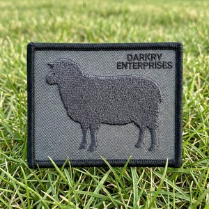 Patch brodé personnalisé rectangulaire avec silhouette de mouton, gris tactique, thermocollant, badge brodé animal de la ferme pour vêtements et sacs - Product Image 1