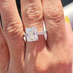 Bague de fiançailles en diamant taille radiant pour femme, en platine, certifiée IGI, style classique avec diamants latéraux - Product Image 6