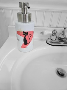 Distributeur de savon imprimé chats mignons, pompe à savon rechargeable pour lavage des mains, idéal pour la salle de bain de la crèche, la coiffeuse et la décoration des chambres d'enfants, provenance Inde - Product Image 6