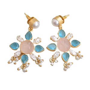 Pendientes Colgantes de Flor de Latón con Cuarzo Rosa y Circonitas, Estilo Étnico Clásico, Acabado Chapado en Oro de 18K, Hipoalergénicos, para Boda - Product Image 1