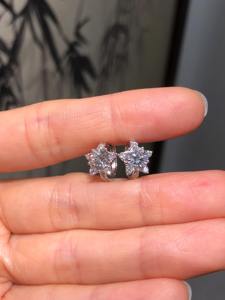 Pendientes de Aro con Forma de Estrella de Diamante Cultivado en Laboratorio en Oro Blanco de 14K, Aros de Diamante Redondos con Forma de Estrella, Joyería Fina Elegante y Chic - Product Image 4