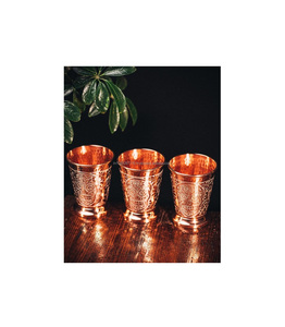 Verre en cuivre à finition martelée avec large bouche et forme robuste parfait pour l'hydratation du bureau à domicile ou en voyage - Product Image 2