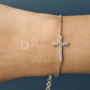 Bracelet jonc élégant en or jaune 18 carats avec diamants de laboratoire, motif croix et forme ronde, à vendre pour l'exportation - Product Image 1