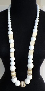 Collar de cuentas de resina hecho a mano, cuentas redondas blancas de resina con detalles a rayas y en forma de cubo para mujer - Product Image 4
