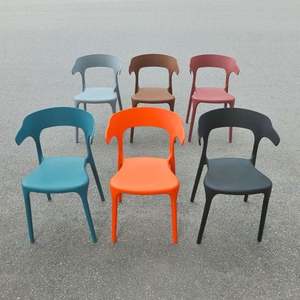 Silla de Plástico Estilo Toro de Color Negro - Una Silla Eficiente, Compacta y Colorida para una Noche en el Jardín - Product Image 3