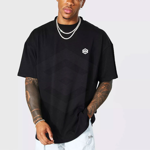 Camiseta Negra de Hombre con Hombros Caídos, Estampado en Relieve de Alta Calidad, Ajuste Holgado, Cuello Simulado, Estilo Urbano, Venta al por Mayor - Product Image 1