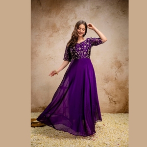 ชุดเดรส Anarkali ปักลายผ้าชีฟองสำหรับผู้หญิง พร้อมผ้าคลุมไหล่ปักลายผ้าชีฟอง ตัดเย็บสำเร็จ แขนสั้น สำหรับงานปาร์ตี้ โดย Royal Export - Product Image 5