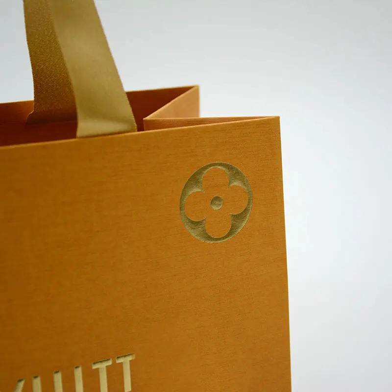 कम कीमत के लक्जरी गोल्ड पैटर्न डिजाइन पैटर्न खुदरा शॉपिंग बुटीक आर्ट कॉस्मेटिक पेपर बैग आपके अपने लोगो के साथ प्रिंट