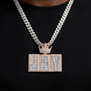 Colgante de Letra Personalizada con Moissanita Baguette y Engaste de Corona - Colgante Hip Hop Totalmente Engastado, Colgante de Moissanita Iced en Plata 925 - Product Image 1