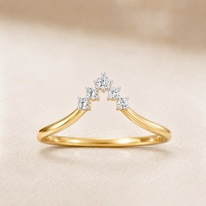 Bague de mariage en or jaune 9 carats avec diamant de laboratoire taille ronde 1,50 carat, couronne, diadème et motif chevron en V pour femme, bijoux fins personnalisés - Product Image 1