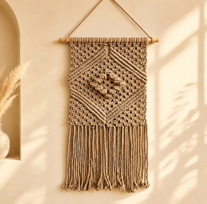 Adorable Adorno de Pared de Macramé Amarillo con Diseño de Múltiples Bolsillos y Lindas Margaritas Tejidas a Crochet en Macetas Pequeñas Decoración del Hogar Contemporánea - Product Image 2
