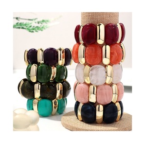 Bracelet en résine élégant, fabriqué avec une excellence artistique, accessoire haut de gamme pour les occasions décontractées, formelles et de fête - Product Image 3