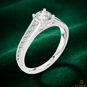 Anillo de Compromiso con Diamante Cultivado en Laboratorio Personalizado, Oro Blanco de 9K, 10K, 14K, 18K, Chapado en Rodio, Lujoso Solitario con Piedras Laterales Engastadas en Canal - Product Image 3