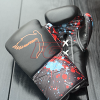 Özel Tasarım FLY MMA Boks Eldivenleri Premium Deri Tam Parmaklı Bağcıklı Antrenman Sparring Eldivenleri Yüksek Kaliteli OEM Tasarım Nem Emici İpek