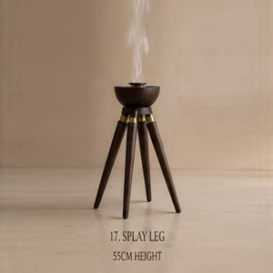 Élégant brûleur à bakhoor en bois avec pieds trépieds métalliques, supportant un bol à encens Oud sombre minimaliste pour la décoration intérieure - Product Image 1