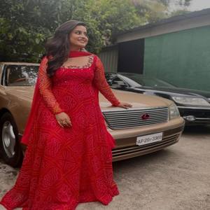 Robe VASTRA COTTAGE en Faux Georgette à Imprimé Bandhani Numérique avec Dupatta Brodé, Tenue Traditionnelle pour Soirée - Product Image 4