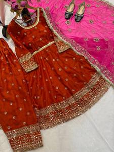 Ensemble Kurta et pantalon traditionnel indien pakistanais pour femmes, couleur bordeaux, avec broderie dorée, tenue de mariage, coupe régulière, longueur midi - Product Image 1