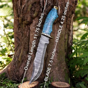 Couteau de chasse artisanal en acier Damas avec manche en résine bleue de qualité supérieure et étui en cuir véritable - Product Image 5