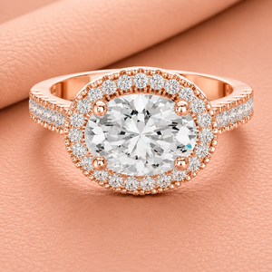 Elegante Anillo de Compromiso con Halo de Diamantes de Corte Redondo en Oro Amarillo, Blanco y Rosa con Diseño de Banda Pavé de Inspiración Vintage - Product Image 1