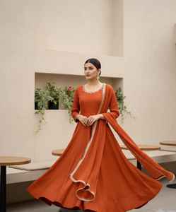 ชุดเดรส Anarkali สไตล์บูติกคุณภาพสูงสำหรับผู้หญิง ออกแบบโดยดีไซเนอร์ชาวอินเดียและปากีสถาน เหมาะสำหรับงานปาร์ตี้ พร้อมงานปักด้วยเครื่องจักร ชุดสัลวาร์ คามีซ - Product Image 2