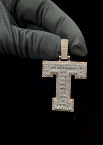 จี้เพชรโมอิสซาไนต์ทรงบาแกตต์หรูหราประดับเพชรแบบ Iced Out ตัวอักษรย่อ VVS ชุบทองบนเงินแท้ 925 เครื่องประดับส่วนบุคคล - Product Image 5
