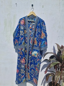 Kimono de Algodón Azul con Estampado Floral, Cuello en V, Cierre con Cordón, Transpirable y Ligero, para Playa o Verano - Product Image 1