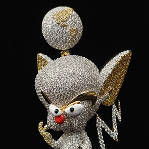 Pendentif personnalisé en forme de cerveau de personnage de dessin animé, serti de pierres, fabriqué à la main en argent 925, bicolore or blanc et or jaune, avec micro-pavé. - Product Image 1