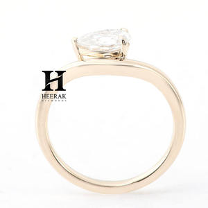 Anillo de compromiso de oro amarillo de 14K personalizado con diamante de corte pera cultivado en laboratorio, anillo de diamante con forma de pera de diseño cruzado, anillo único con diseño fluido - Product Image 3
