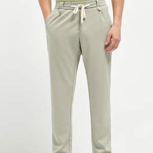 กางเกงขายาวเดินป่าผู้ชายแบบสั่งทำขายส่งยอดนิยม เนื้อผ้านุ่ม แห้งเร็ว ระบายอากาศได้ดี เหมาะสำหรับวิ่งและออกกำลังกายกลางแจ้ง รับผลิตแบบ OEM ODM - Product Image 1