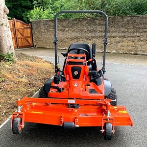 Tracteur à roues Kubota, tondeuse autoportée orange avec plateau de décharge latérale et siège noir - Product Image 4