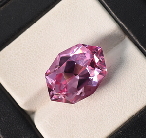 Saphir Padparadscha de laboratoire, taille fantaisie hexagonale 18x13 mm, 17,55 carats, pierre précieuse en vrac pour la fabrication de bijoux - Product Image 2