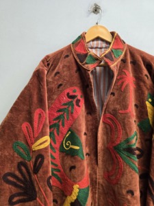 Chaqueta de Terciopelo de Cobre de Lujo con Bordado Suzani para Mujer, Motivo de Loro Colorido, Abrigo Étnico Bohemio, Venta al por Mayor, Exportación de Moda - Product Image 4